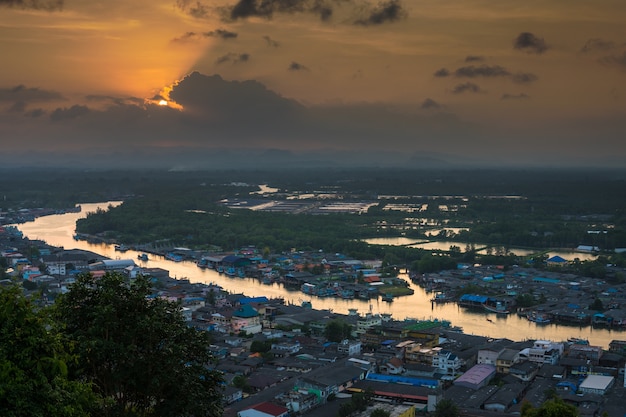 Foto nascer do sol, uma aldeia de pescadores, tailândia