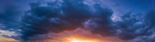 Nascer ou pôr do sol após uma tempestade, panorama brilhante do céu dramático