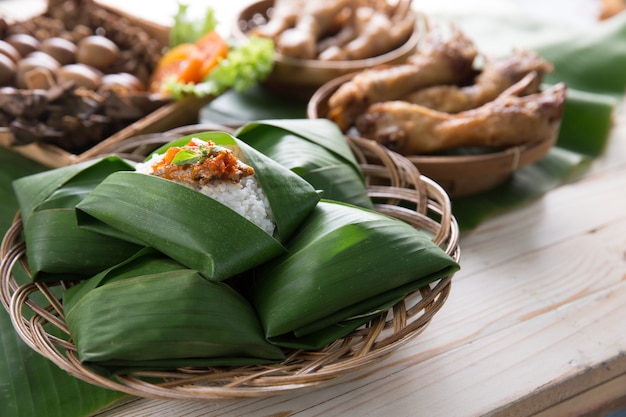 Nasi angkringan comida tradicional de Indonesia