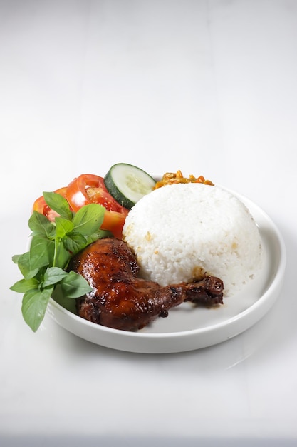 Nasi Ayam Bakar es una comida javanesa hecha de pollo a la parrilla con arroz.