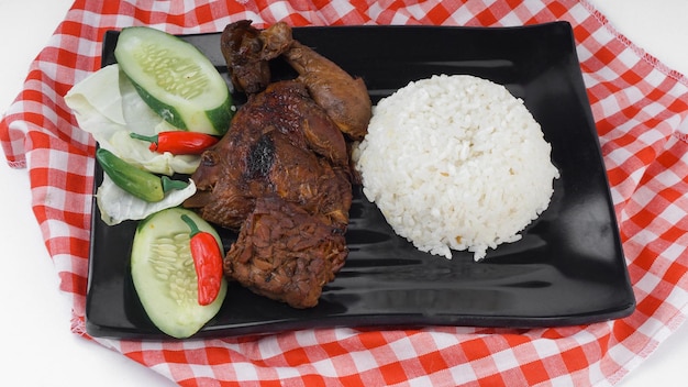 Nasi Ayam Bakar es una comida javanesa hecha de pollo a la parrilla con enfoque selectivo de arroz