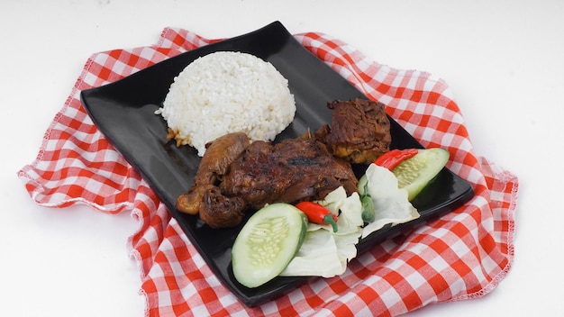 Nasi Ayam Bakar ist ein javanisches Gericht aus gegrilltem Hähnchen mit Reis