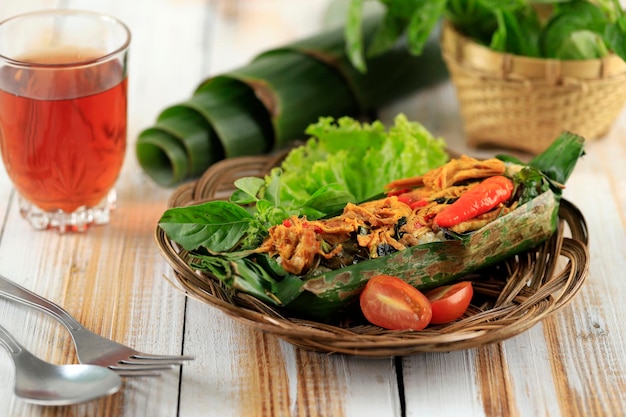 Nasi Bakar Ayam Suwir Kemangi Gedämpfter Reis mit würzigem Hähnchenpfannenbraten