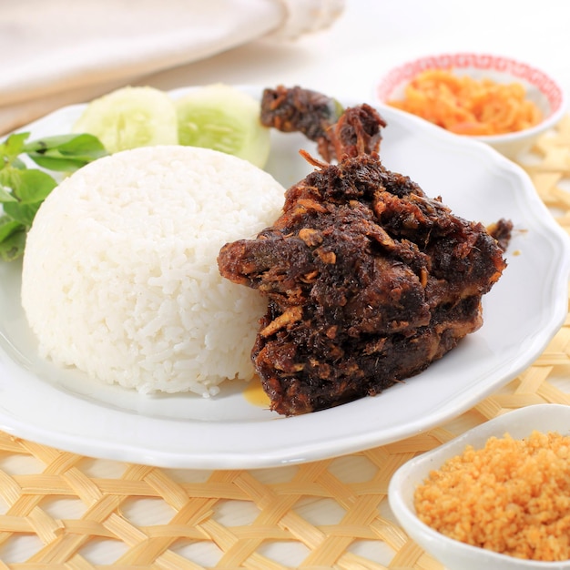 Nasi Bebek Madura Würzig gebratene schwarze Maduranese-Ente mit Reis Ausgewählter Fokus