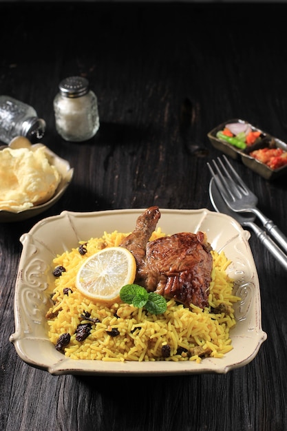 Nasi briyani ou arroz biryani com perna de frango assada é um alimento típico do oriente médio