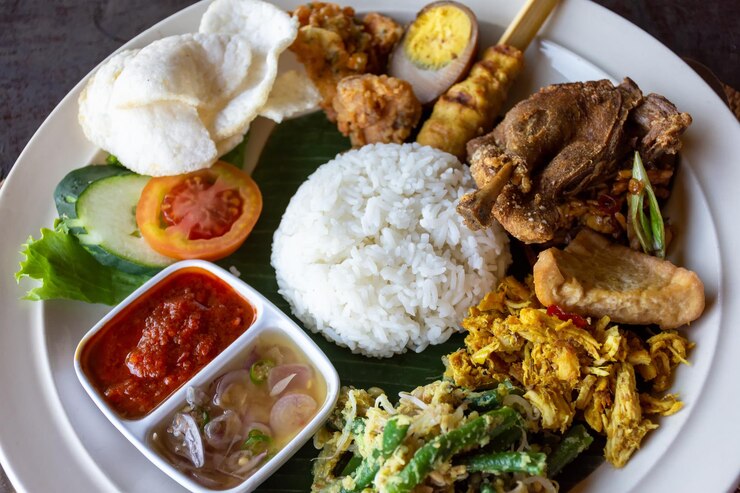 Nasi Campur Bali Bebek Betutu traduce arroz de pato mixto balinés cocina balinesa indonesia