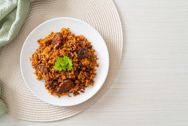 Nasi goreng - arroz frito con cerdo al estilo indonesio - comida asiática