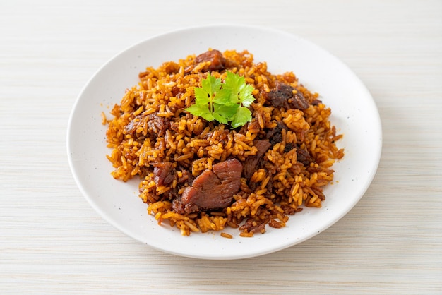 Nasi goreng - arroz frito com carne de porco ao estilo da Indonésia - estilo de comida asiática