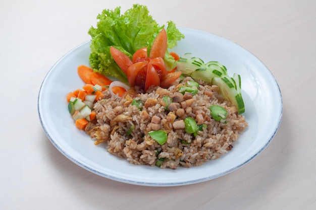 Nasi Goreng babat Petai oder gebratener Reis mit Rindfleisch und besprüht mit Petai