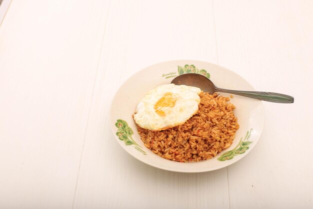 Nasi goreng com kerupuk e sunny side up egg