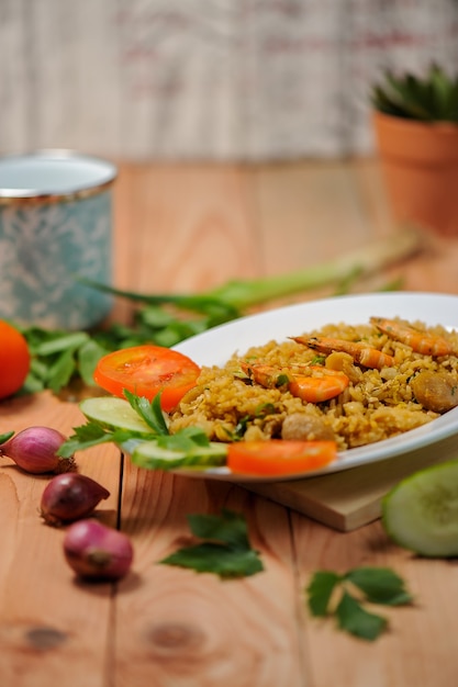 Nasi Goreng é feito de almôndegas de camarão e arroz com especiarias picantes processadas por fritura