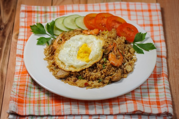 Nasi Goreng está hecho de albóndigas de camarones de arroz con especias picantes procesadas al freír