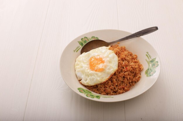 Nasi Goreng mit Kerupuk und Sunny Side Up Egg