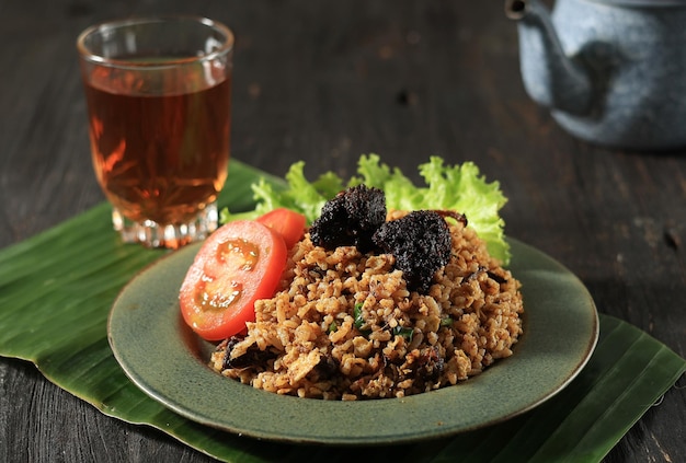 Nasi Goreng Rendang Arroz Frito com Ensopado de Carne Randang com Leite de Coco e Vários Especiarias