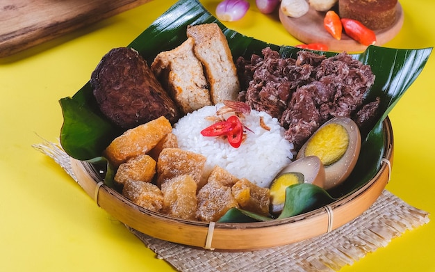 Nasi Gudeg é um prato tradicional da Indonésia que consiste em arroz branco misturado com gudeg