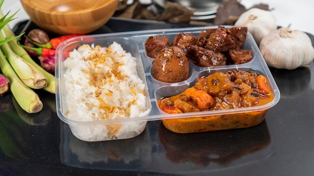 Nasi gudeg o Gudeg Rice es un alimento tradicional de Indonesia para envasado comercial