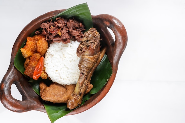 Nasi Gudeg. Un plato característico y legendario de Yogyakarta Indonesia. Guiso de frutas Jack.