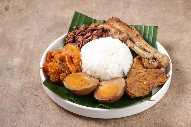 Nasi Gudeg. Um prato exclusivo e lendário de Yogyakarta Indonésia. Ensopado de Frutas Jack.