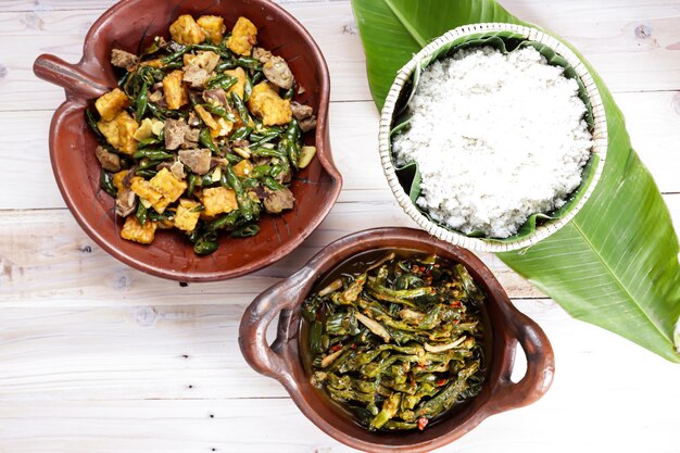 Nasi jagung ou arroz de milho é um prato de arroz indonésio com acompanhamentos