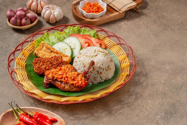 Nasi Jeruk Ayam Geprek é uma comida indonésia de frango frito crocante com sambal bawang quente e picante