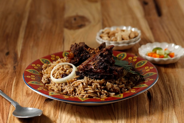 Nasi Kebuli Kabuli Rice Arabic o India Pilaf con costillas de ternera o cordero sobre mesa de madera