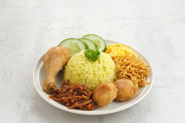 Nasi kuning, comida tradicional indonésia, feita de arroz cozido com açafrão e leite de coco