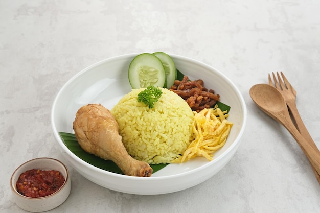 Nasi kuning, comida tradicional indonesia, hecha de arroz cocinado con cúrcuma, leche de coco, especias