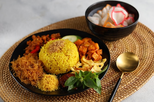 Nasi kuning oder gelber Reis ist ein traditionelles Menü aus Indonesien