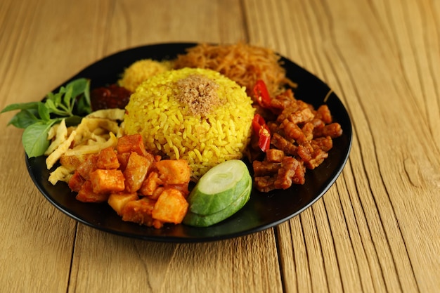 Nasi kuning ou arroz amarelo é um menu tradicional da indonésia