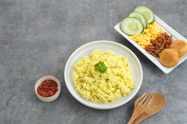 Nasi kuning, traditionelles indonesisches Essen, hergestellt aus mit Kurkuma und Kokosmilch gekochtem Reis