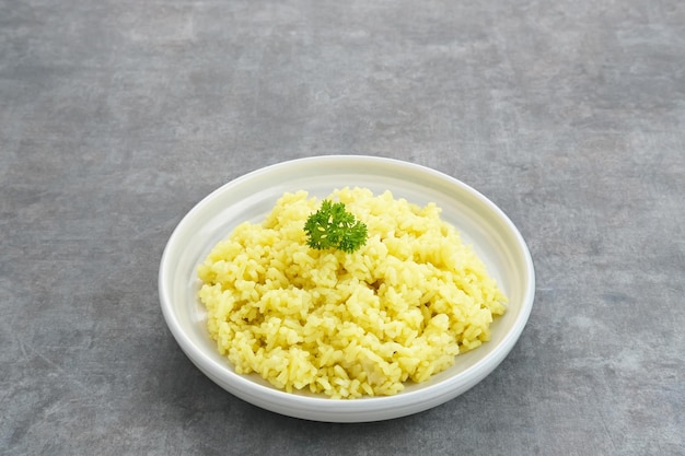 Nasi kuning, traditionelles indonesisches Essen, hergestellt aus mit Kurkuma und Kokosmilch gekochtem Reis