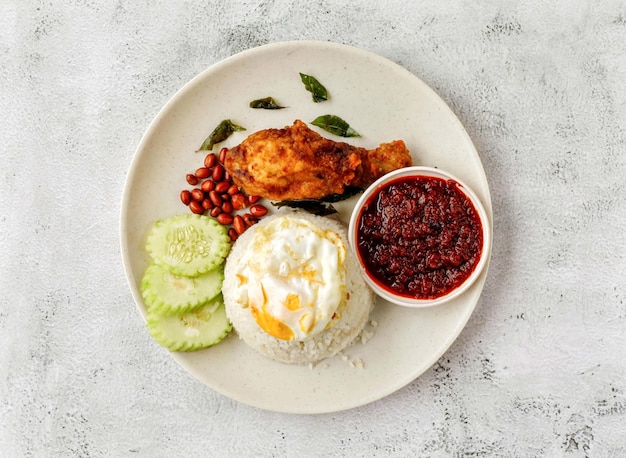 nasi lemak ayam dan telur draufsicht