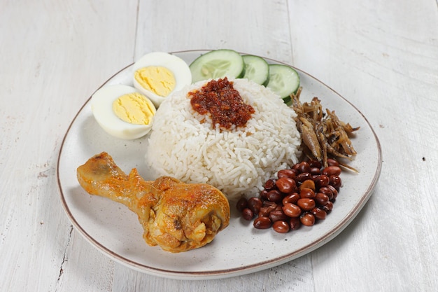 Nasi lemak, un plato tradicional de arroz con pasta de curry malayo servido con una guarnición variada