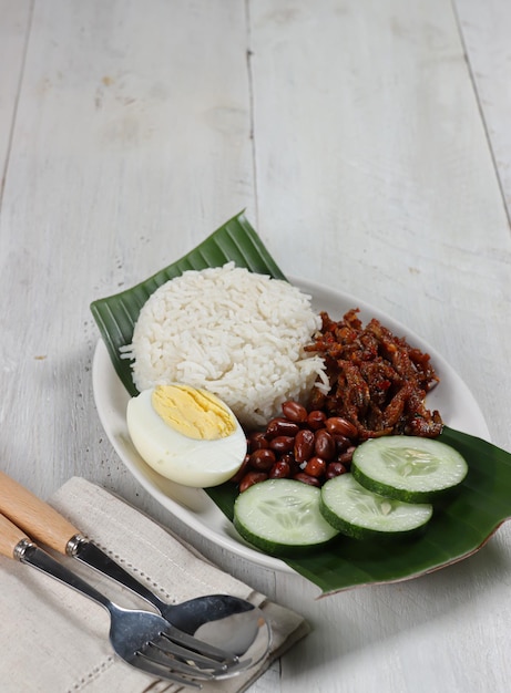 Nasi lemak um prato tradicional de arroz de pasta de caril malaio servido com vários acompanhamentos