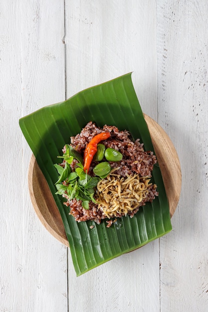 Nasi Liwet beras merah Arroz vermelho picante ao vapor estilo indonésio com anchovas fritas e pimentão