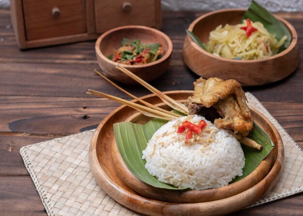 Nasi Liwet, würziger gedämpfter Reis nach indonesischer Art mit gebratenen Sardellen, Chili, Zitronen-Basilikum-Kemangi