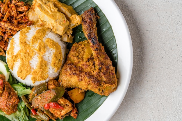 Nasi padang com frango rendang é uma comida indonésia de sumatra ocidental, na indonésia