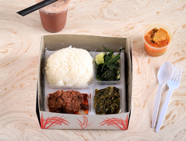 Nasi Padang Kotak con Rendang, Nasi Kotak Padang Sederhana. Ricebox de Indonesia Minang con Randang y Sambal Ijo