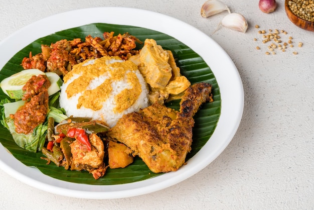 Nasi Padang con pollo rendang es un alimento indonesio del oeste de Sumatra en Indonesia