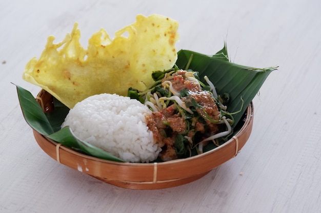 nasi pecelTraditionelles javanisches Reisgericht aus gedämpftem Reis mit Gemüsesalat Erdnussdressing
