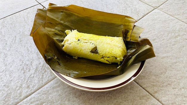 Nasi pepes ayam (pollo)