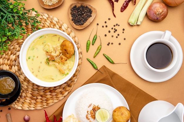 Nasi Soto Ayam o Soto Medan es sopa de pollo tradicional con arroz de Medan en el norte de Sumatra