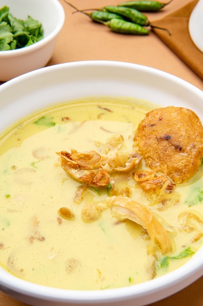 Nasi Soto Ayam o Soto Medan es sopa de pollo tradicional con arroz de Medan en el norte de Sumatra