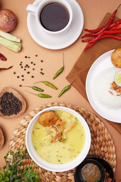 Nasi Soto Ayam oder Soto Medan ist eine traditionelle Hühnersuppe mit Reis aus Medan Nord-Sumatra