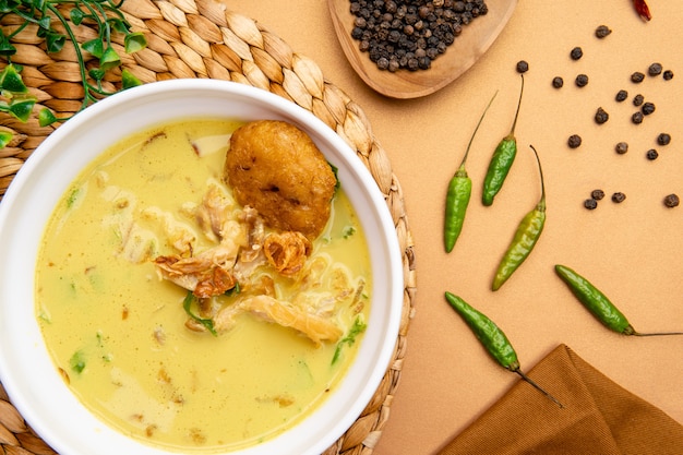 Nasi Soto Ayam oder Soto Medan ist eine traditionelle Hühnersuppe mit Reis aus Medan Nord-Sumatra