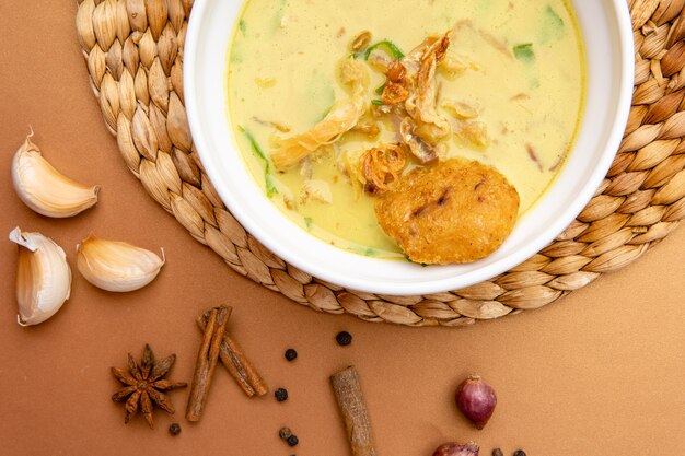 Nasi Soto Ayam oder Soto Medan ist eine traditionelle Hühnersuppe mit Reis aus Medan Nord-Sumatra