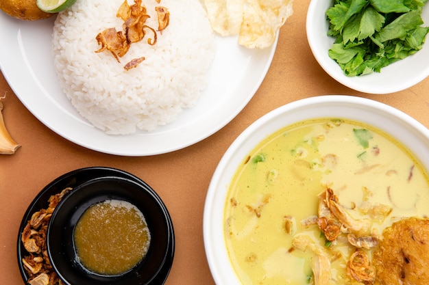 Nasi Soto Ayam ou Soto Medan é canja de galinha tradicional com arroz de Medan North Sumatra