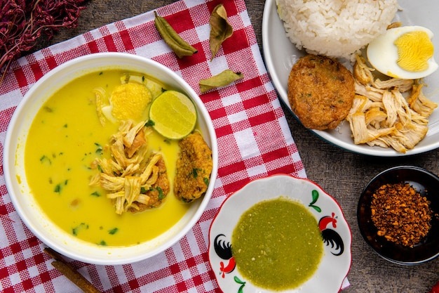 Nasi Soto Ayam ou Soto Medan é canja de galinha tradicional com arroz de Medan North Sumatra