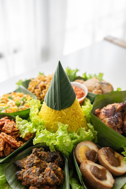 Nasi tumpeng cocina indonesia arroz amarillo en hoja de plátano