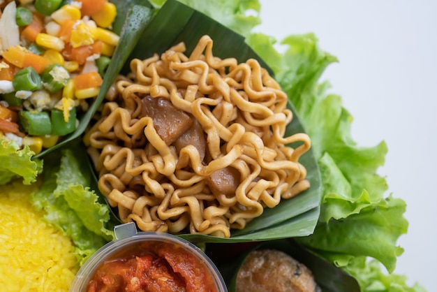 Nasi tumpeng culinária indonésia arroz amarelo em folha de bananeira